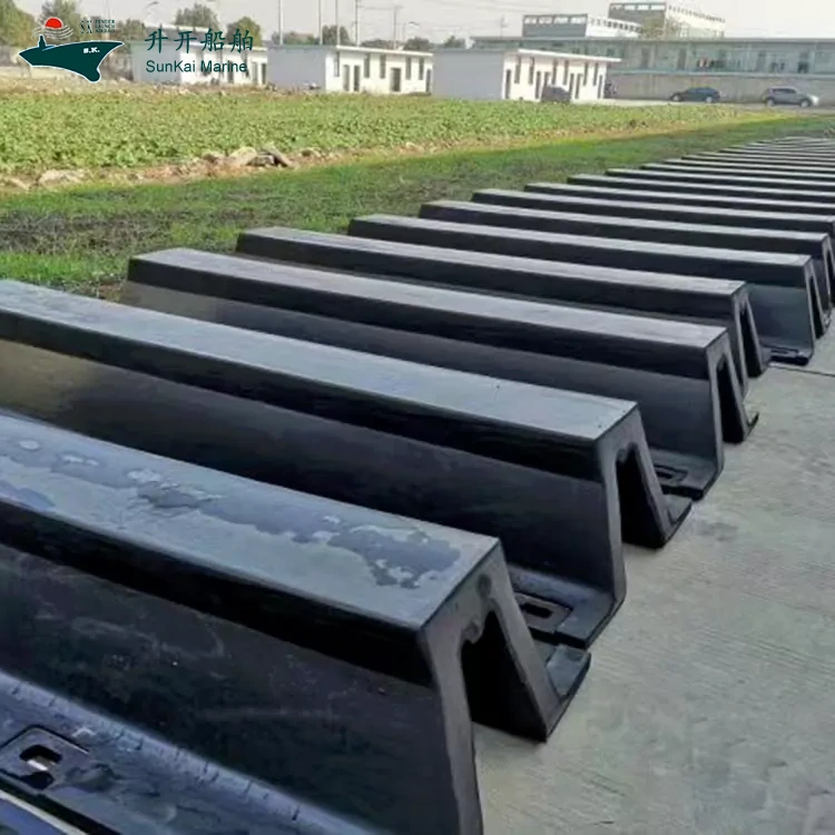 A kikötők biztonságának erősítése: A Qingdao SunKai Marine tömegesen gyárt gumi lökhárító csíkokat a dokkolókban a belföldi és nemzetközi terminálokon történő kikötési műveletek biztosítására